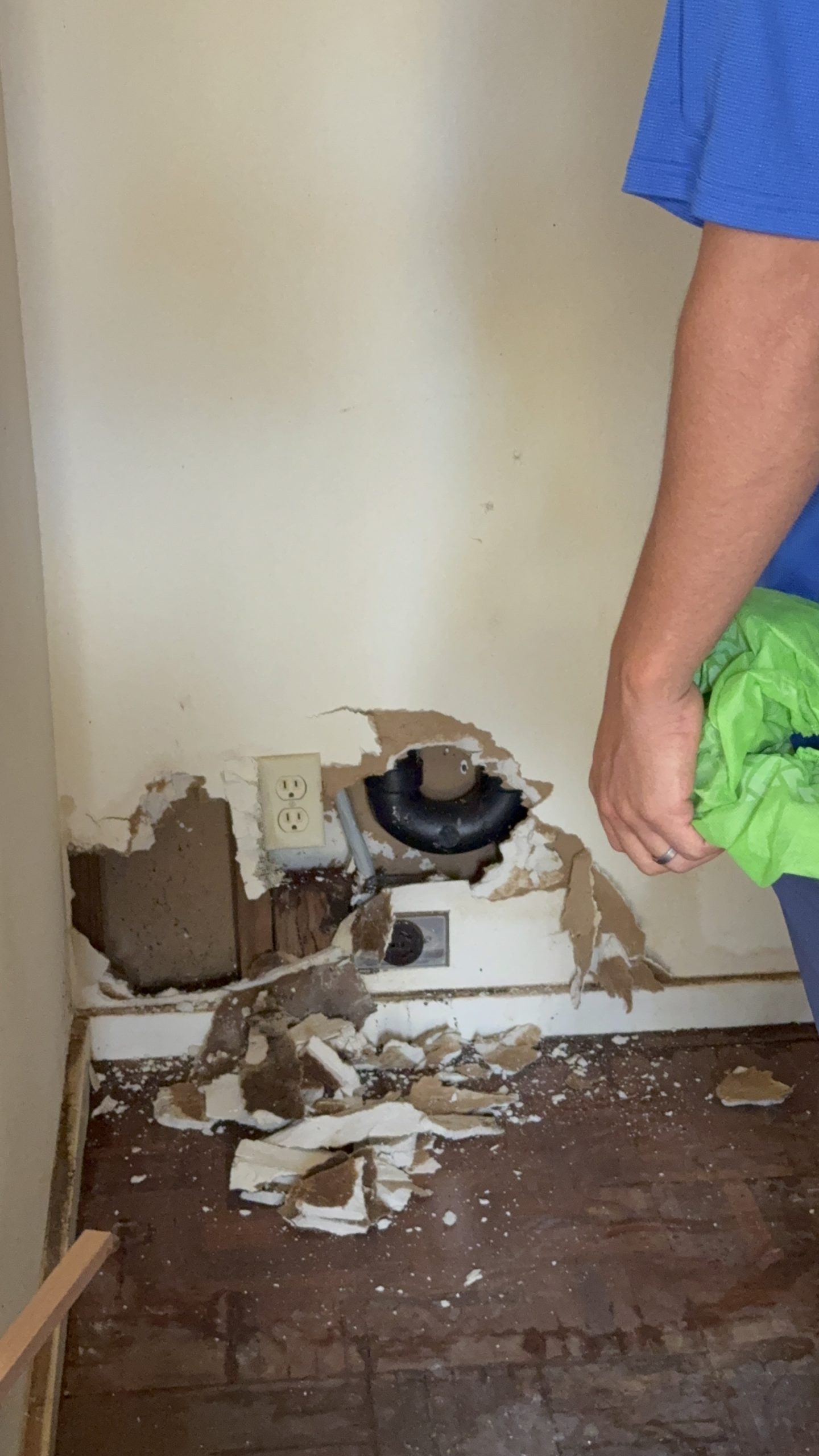 Opening up wall to fix a washer machine pipe leak